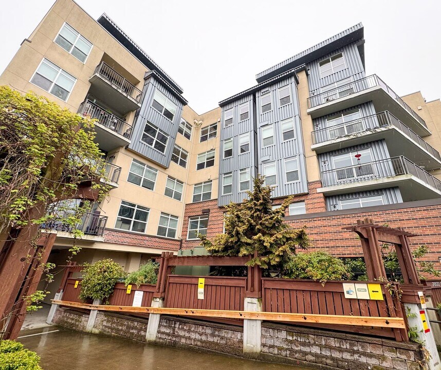 7800 SE 27th St in Mercer Island, WA - Building Photo