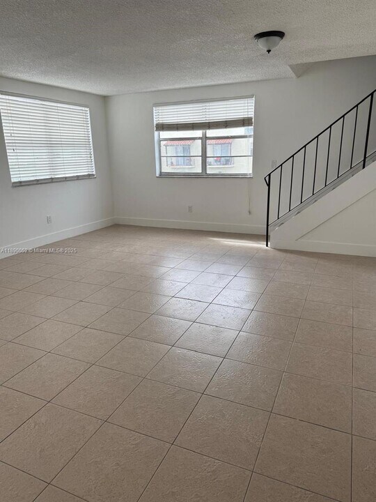 1255 W 53rd St in Hialeah, FL - Foto de edificio