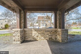 7220 Ridge Ave in Philadelphia, PA - Foto de edificio - Building Photo
