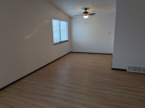 1406 W Cora Ct in Spokane, WA - Foto de edificio - Building Photo