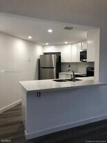9421 Fontainebleau Blvd in Miami, FL - Building Photo