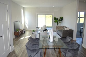 255 NW 3rd Ave, Unit 255 in Monroe, WI - Foto de edificio - Building Photo