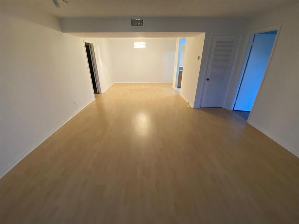 4020 N Hills Dr, Unit 28 in Hollywood, FL - Building Photo