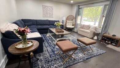 1065 Hiawatha Dr in Elgin, IL - Building Photo - Building Photo