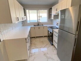 10612 154 St NW in Edmonton, AB - Building Photo