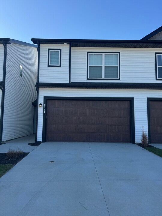 5894 Butterfield Ct in Bettendorf, IA - Building Photo