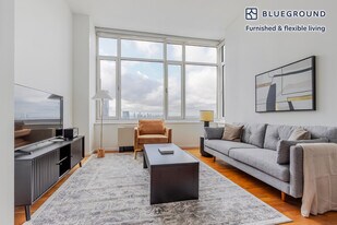 635 W 42nd St in New York, NY - Building Photo