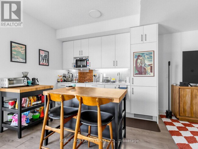 297 College St in Toronto, ON - Building Photo - Building Photo