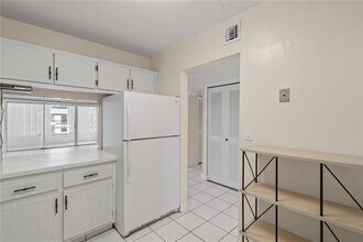 8350 Sands Point Blvd, Unit E309 in Tamarac, FL - Building Photo - Building Photo
