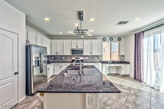 507 Bright Peridot Ave in Las Vegas, NV - Building Photo - Building Photo