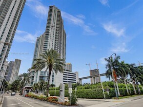 90 SW 3rd St in Miami, FL - Building Photo - Building Photo