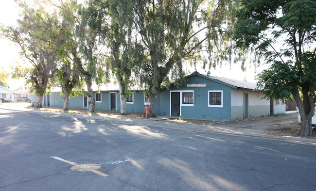 638 W Kern St in Dinuba, CA - Foto de edificio - Building Photo