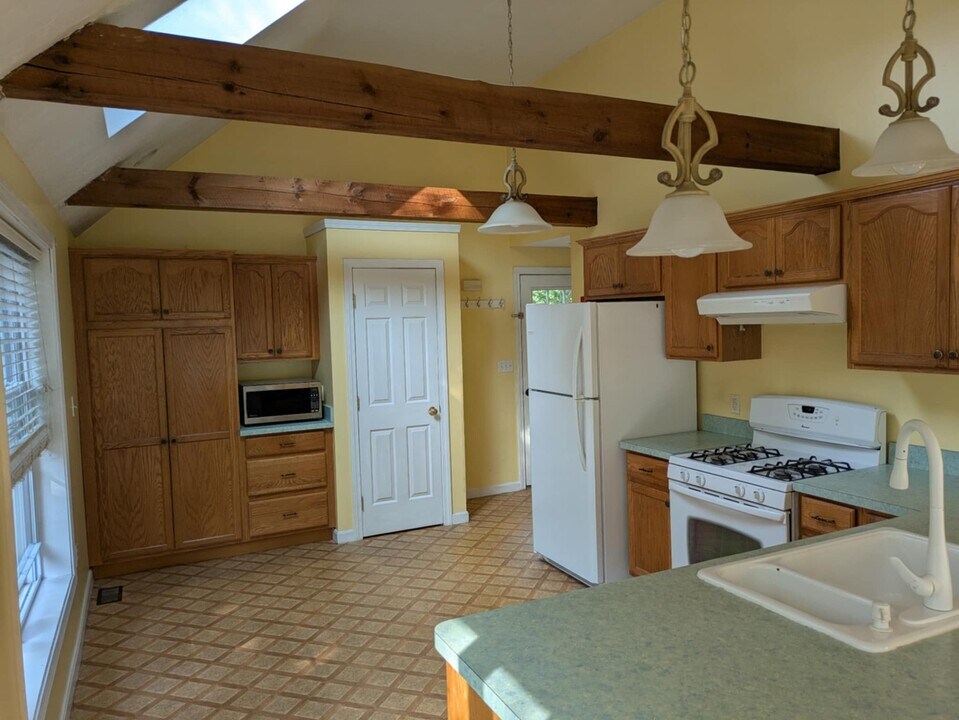 22 Box Pond Rd in Bellingham, MA - Building Photo