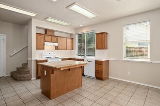 68 W Bordeaux Ln in Clovis, CA - Foto de edificio - Building Photo