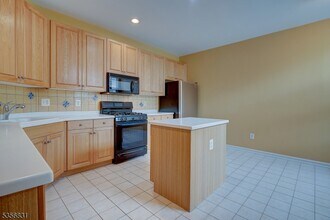 608 Kensington Ln in Livingston, NJ - Building Photo - Building Photo