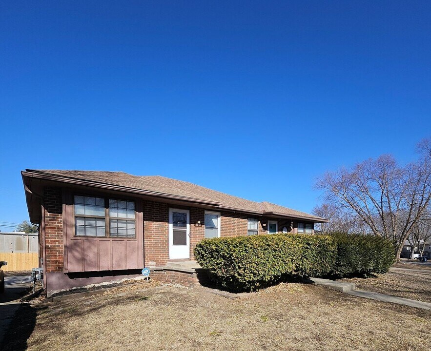 1029-1031 SW Kingscross Rd in Blue Springs, MO - Building Photo