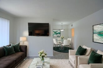 4565 Hazeltine Ave, Unit 208 in Los Angeles, CA - Building Photo - Building Photo