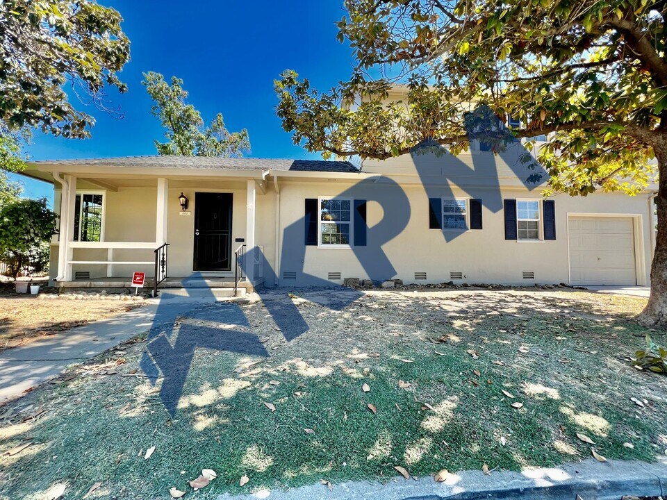 401 W Mariposa Ave-Unit -401 in Stockton, CA - Building Photo