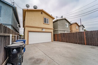 1309 E Pacific Coast Hwy, Unit 1309 1-2 in Wilmington, CA - Foto de edificio - Building Photo