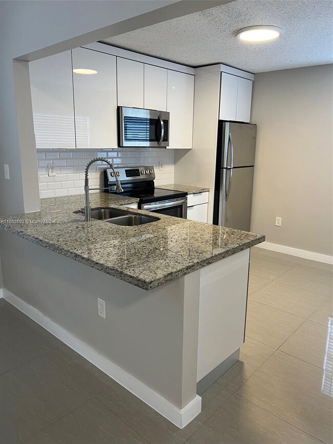 19633 NW 59th Ave in Hialeah, FL - Building Photo - Building Photo