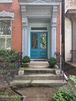 122 E Oak St in Louisville, KY - Building Photo