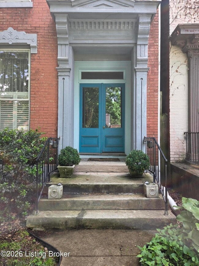 property at 122 E Oak St