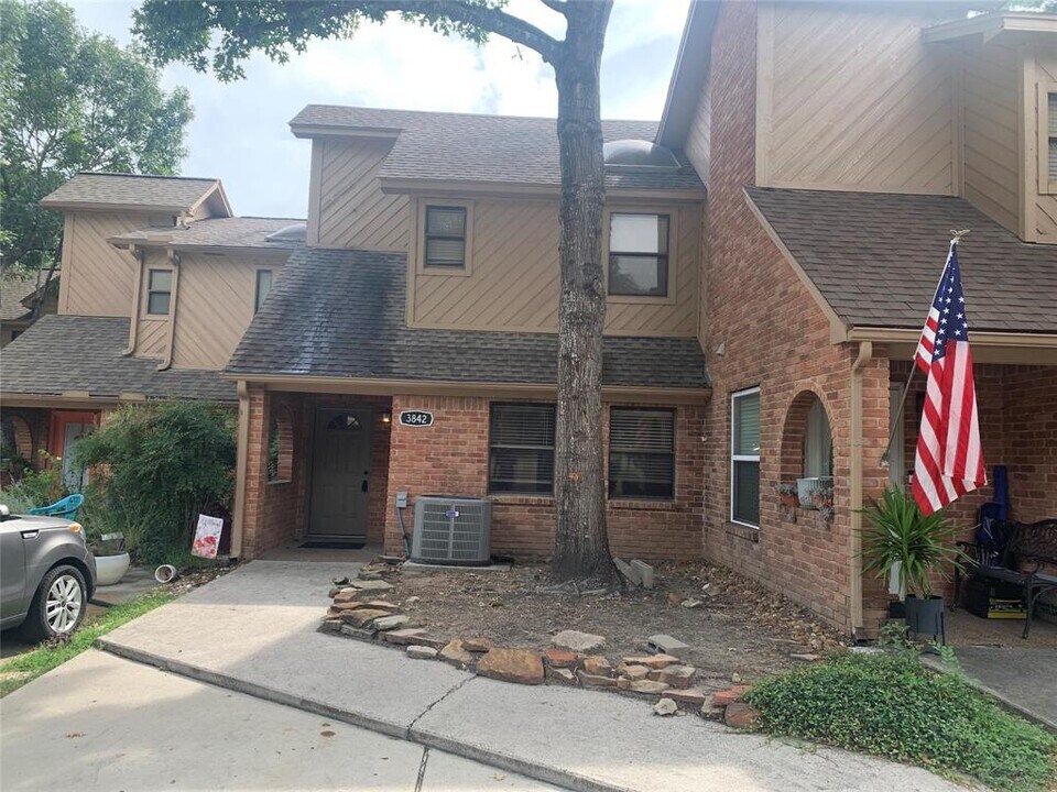 3842 Knollcrest Dr in Montgomery, TX - Building Photo