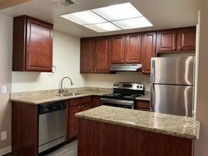 Walnut Village in Sacramento, CA - Foto de edificio - Building Photo