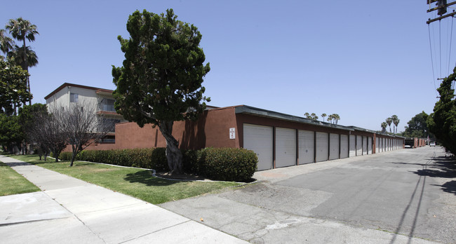 Club Acacia Apartments in Fullerton, CA - Building Photo - Building Photo