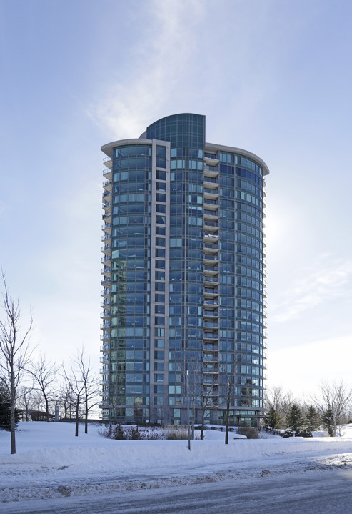 250 De La Pointe-Sud Ch in Montréal, QC - Building Photo