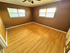 2060 NW 48th Terrace in Lauderhill, FL - Foto de edificio - Building Photo