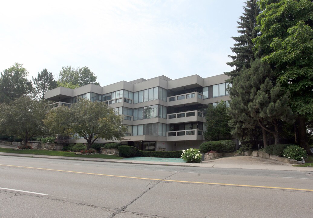 2545 Bloor St W in Toronto, ON - Building Photo