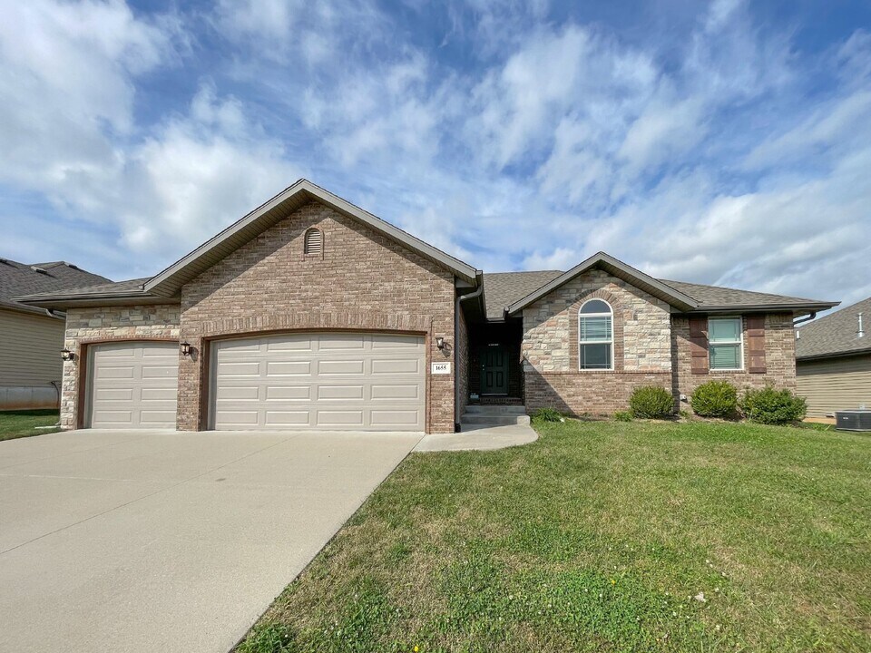 1655 N Eagle Valley Ln in Nixa, MO - Building Photo