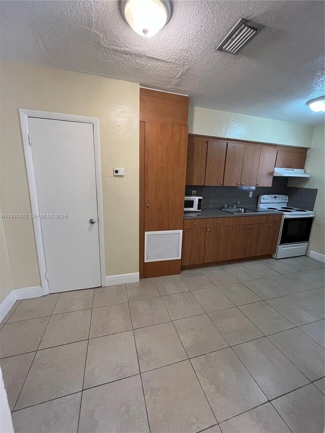 66 W 9th St in Hialeah, FL - Building Photo - Building Photo