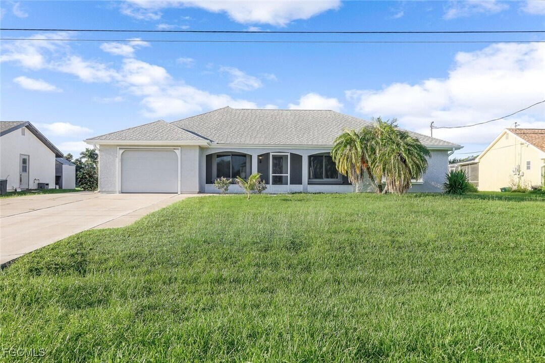 17075 Edgewater Dr in Port Charlotte, FL - Building Photo