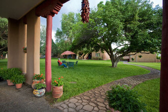 919 Paseo Del Pueblo Sur in Taos, NM - Foto de edificio - Building Photo