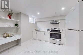 27 Gladiola Ct in Whitby, ON - Building Photo - Building Photo