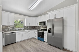 16971 Mayfair Dr E in The Acreage, FL - Foto de edificio - Building Photo