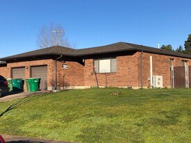 919 Charles St in Newberg, OR - Building Photo