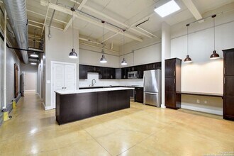 3363 E Commerce St in San Antonio, TX - Building Photo - Building Photo