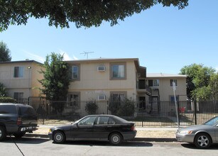 Schoenborn Apartments in Northridge, CA - Building Photo - Building Photo