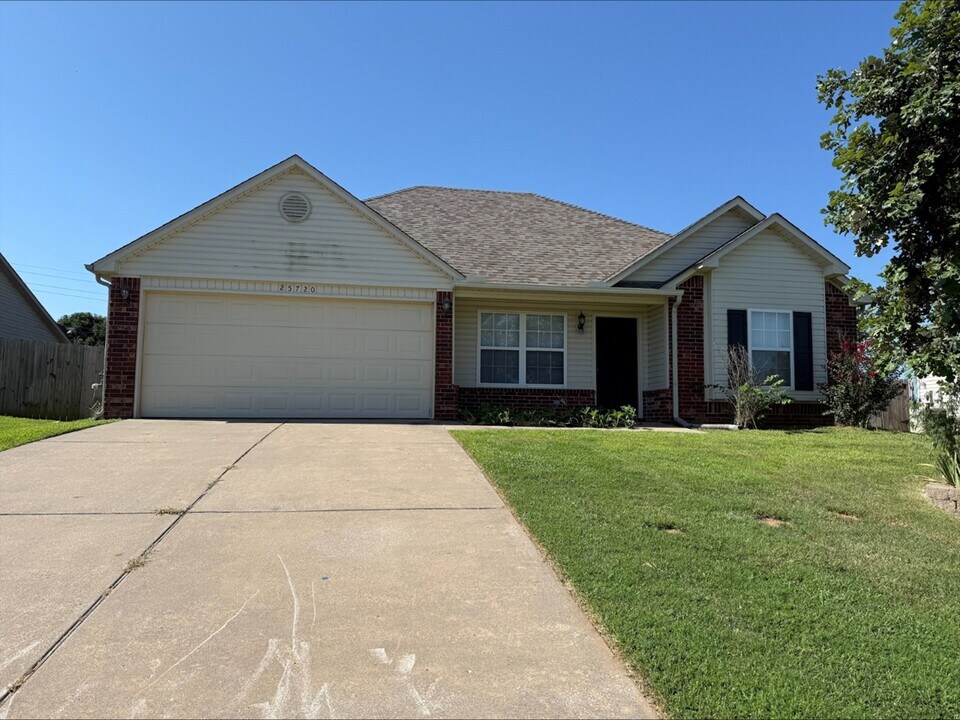 25720 E 90th Pl S in Broken Arrow, OK - Building Photo