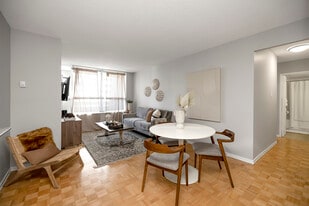 Richmond Square in Waterloo, ON - Building Photo