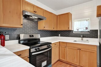 249 SW 4th St in Dania Beach, FL - Foto de edificio - Building Photo