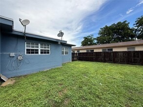6210 SW 27th St in Miramar, FL - Foto de edificio - Building Photo