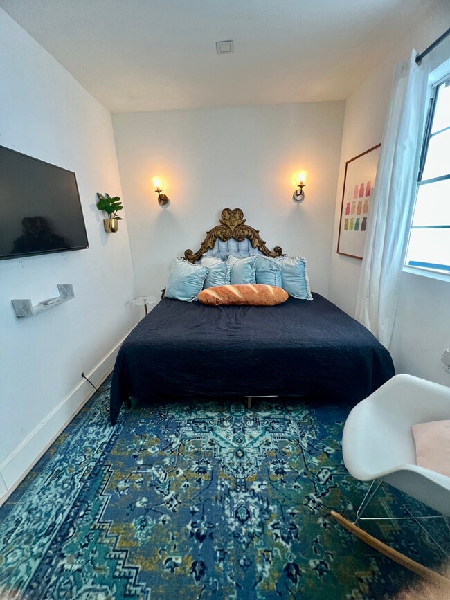 1051 NW 25th Ave, Unit 2