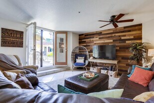 807 Devon Ct in San Diego, CA - Building Photo