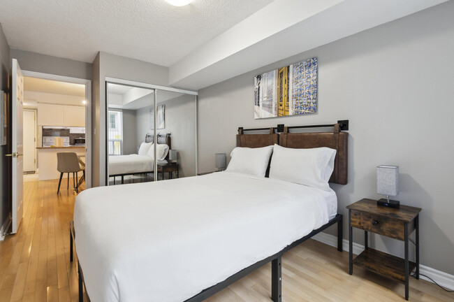 168 Simcoe St in Toronto, ON - Building Photo - Building Photo