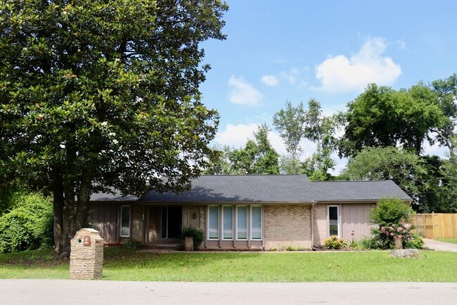 property at 2605 Yuma Dr