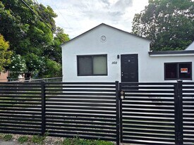 1102 NW 103rd St in Miami, FL - Building Photo